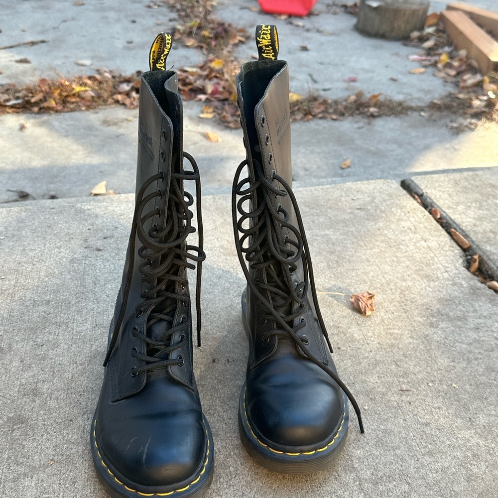 Dr Martens leather mid calf boots. 14 eye. size 7